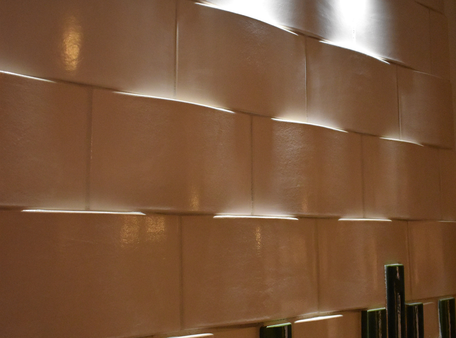 Handgefertigte Maßanfertigung einer grünen Keramik Kachel Heizung mit beheizter Sitzbank in klassischem Landhaus Grün.